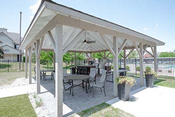Outdoor kitchen & grills